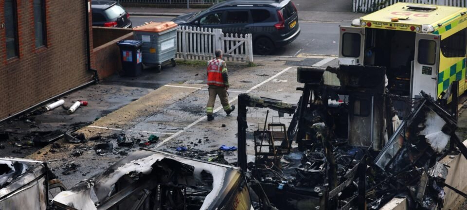 Incêndio destrói quatro ambulâncias de serviço judaico em Londres; polícia investiga crime de ódio 2 ocrente 1774264777