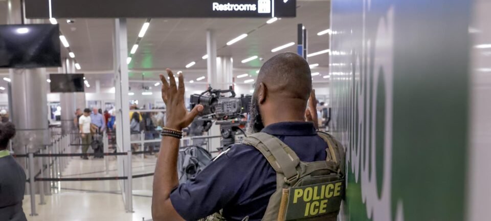 Trump desloca agentes do ICE para 14 aeroportos e tenta conter atrasos causados por paralisação do DHS 2 ocrente 1774300824