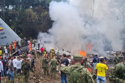 Sobrevivente narra como escapou de explosão após queda de avião militar na Colômbia 8 ocrente 1774400673