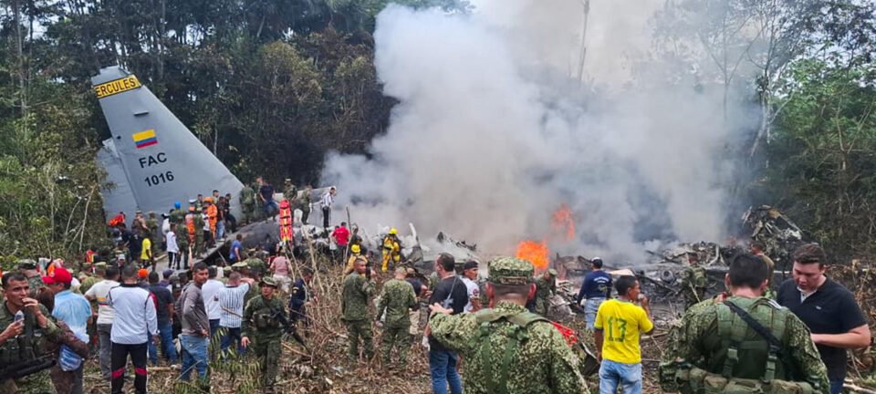 Sobrevivente narra como escapou de explosão após queda de avião militar na Colômbia 2 ocrente 1774400673