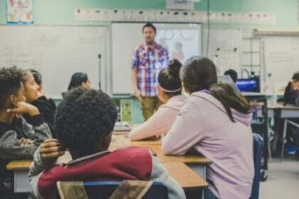 Envolvimento religioso está ligado a notas mais altas e queda nas desigualdades, revela estudo 6 ocrente 1774562664
