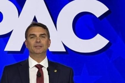 Flávio Bolsonaro oficializa pré-candidatura à Presidência na CPAC em Dallas 10 ocrente 1774756174