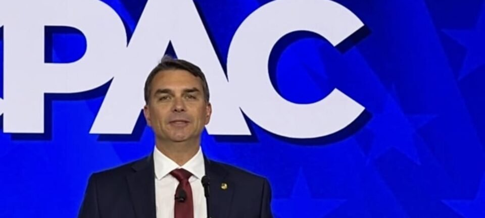 Flávio Bolsonaro oficializa pré-candidatura à Presidência na CPAC em Dallas 2 ocrente 1774756174