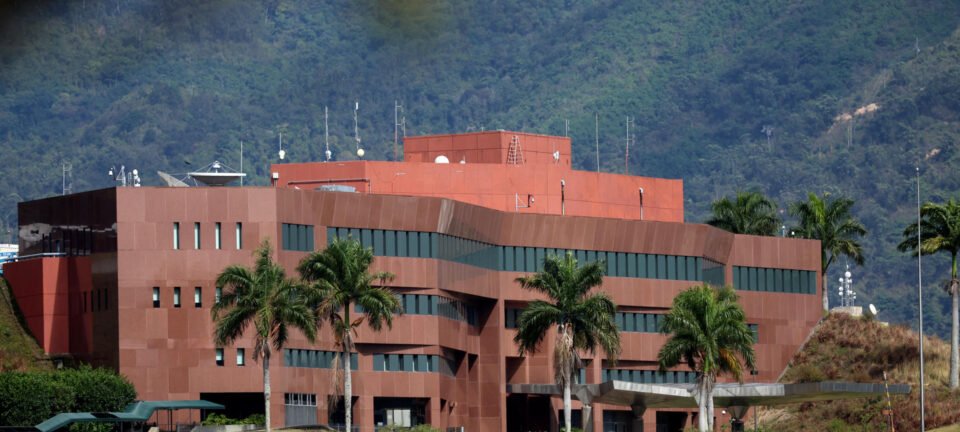 Estados Unidos retomam atividades na embaixada em Caracas e anunciam “novo capítulo” com a Venezuela 2 ocrente 1774892058