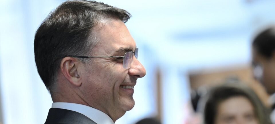 Flávio Bolsonaro vence cinco ações e mantém ataques ao PT nas redes 2 ocrente 1774933459