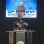 Homem saca arma contra pastor em funeral em Detroit e dez pessoas se convertem após tensão 5 ocrente 1774963153