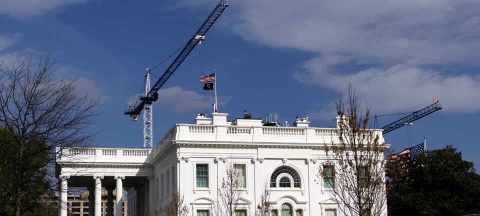 Juiz federal barra por 14 dias obra de salão de baile ordenada por Trump na Casa Branca 2 ocrente 1775019878
