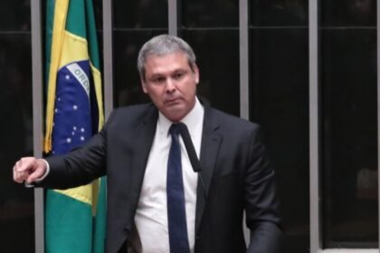 Lindbergh Farias diz que Flávio Bolsonaro acabará com o Pix se chegar à Presidência 16 ocrente 1775147698