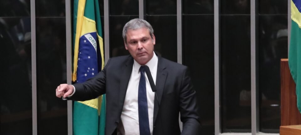 Lindbergh Farias diz que Flávio Bolsonaro acabará com o Pix se chegar à Presidência 2 ocrente 1775147698