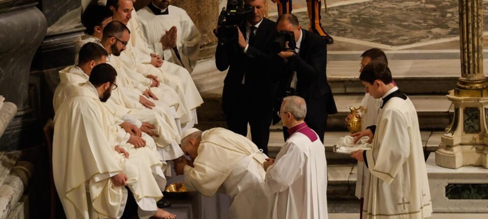 Após 13 anos, Papa Leão XIV retoma Missa do Lava-Pés na catedral de Roma 2 ocrente 1775192674