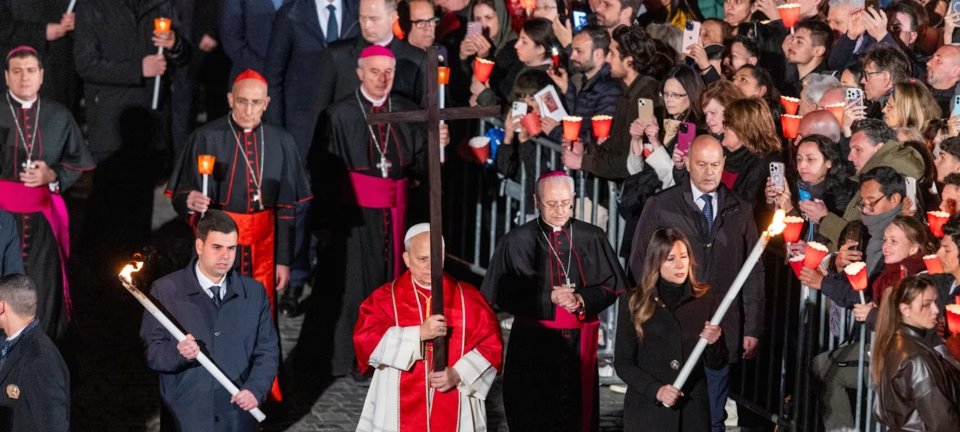 Papa Leão XIV conduz Via-Sacra no Coliseu e conclama fiéis a viver a “jornada em Cristo” 2 ocrente 1775264673