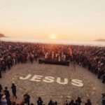 Multidão de 15 mil fiéis amanhece em adoração na Praia Central de Balneário Camboriú 4 ocrente 1775499607