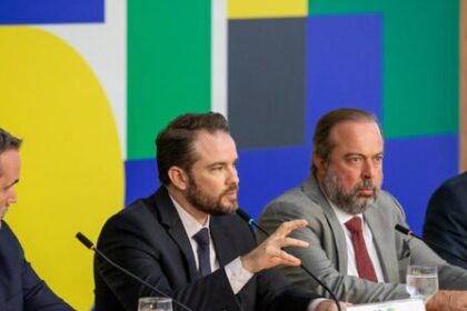 Governo elimina PIS/Cofins do querosene de aviação e amplia subsídios aos combustíveis 12 ocrente 1775518454