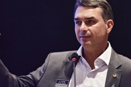 Flávio Bolsonaro acusa Lula de tratar Brasil como “colônia chinesa” e cobra reaproximação com os EUA 2 ocrente 1775588675