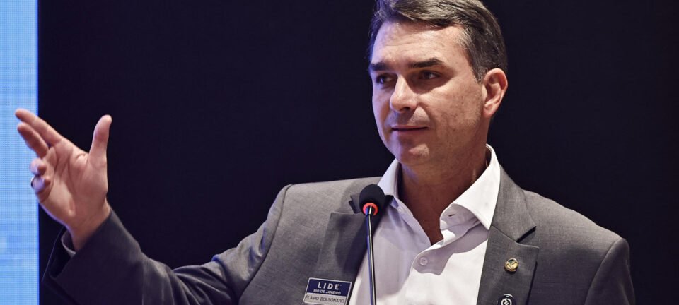Flávio Bolsonaro acusa Lula de tratar Brasil como “colônia chinesa” e cobra reaproximação com os EUA 2 ocrente 1775588675