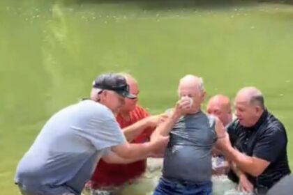 Vídeo mostra batismo de homem de 92 anos em rio e viraliza: “Nunca é tarde” 16 ocrente 1775590467