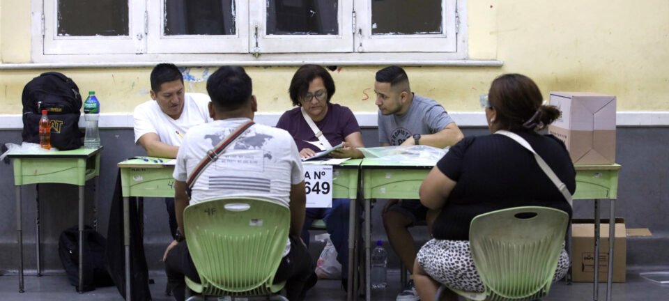Peru estende votação até segunda-feira após falhas que afetaram mais de 63 mil eleitores 2 ocrente 1776045951