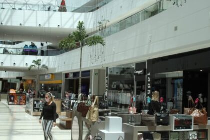 Relatório da Fitch alerta: fim da escala 6x1 pode cortar lucro do varejo em até 15% 18 ocrente 1776114256