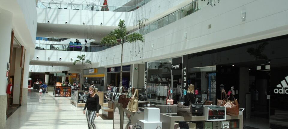 Relatório da Fitch alerta: fim da escala 6x1 pode cortar lucro do varejo em até 15% 2 ocrente 1776114256