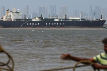 EUA iniciam bloqueio naval total ao Irã com porta-aviões e 11 destróieres 16 ocrente 1776145804
