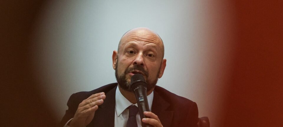 Demitido, ex-presidente do INSS diz que fila é culpa do ministério e não do instituto 2 ocrente 1776168292