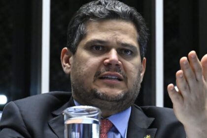Alcolumbre condena “agressões” a instituições e reforça parceria com Lula durante posse no Planalto 8 ocrente 1776202456