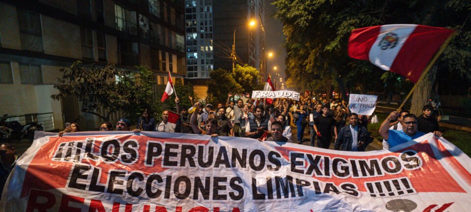 Urnas com 1,2 mil cédulas da eleição peruana aparecem em lixo de rua em Lima 2 ocrente 1776428382