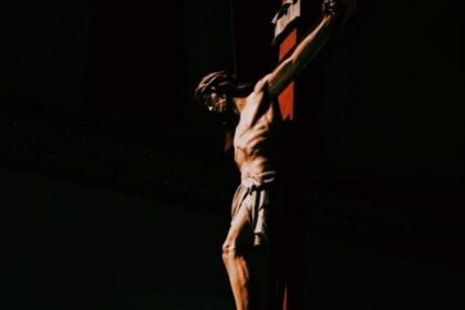 Estudo médico corrobora relato bíblico sobre ferimento de lança na crucificação de Jesus 14 ocrente 1776455377