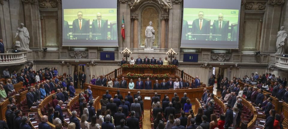 Parlamento português veta exibição de bandeiras ideológicas em prédios públicos 2 ocrente 1776486855