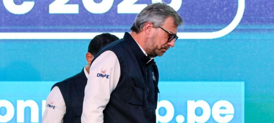 Diretor do órgão eleitoral do Peru deixa o cargo após atraso na votação e suspeitas de fraude 2 ocrente 1776858554