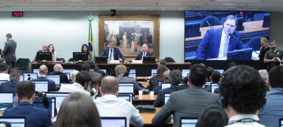 CCJ da Câmara aprova admissibilidade da PEC que extingue escala 6x1 2 ocrente 1776891042