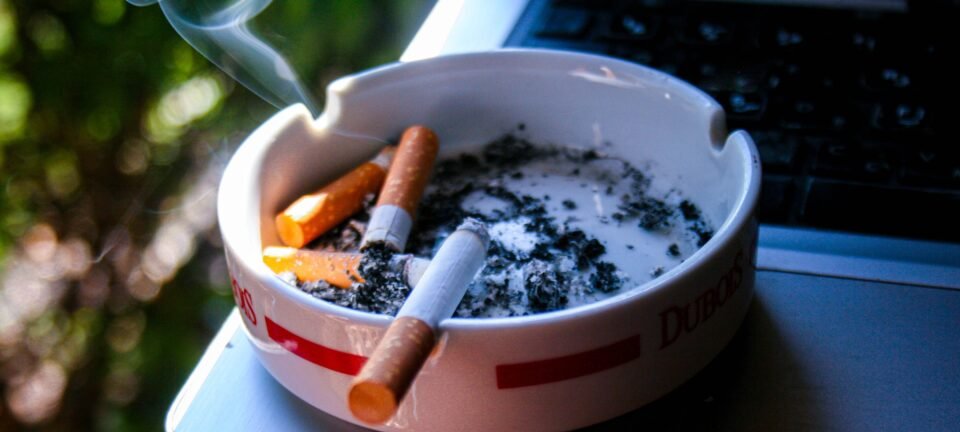 Reino Unido aprova proibição vitalícia de venda de cigarro a quem nasceu a partir de 2009 2 ocrente 1776910757