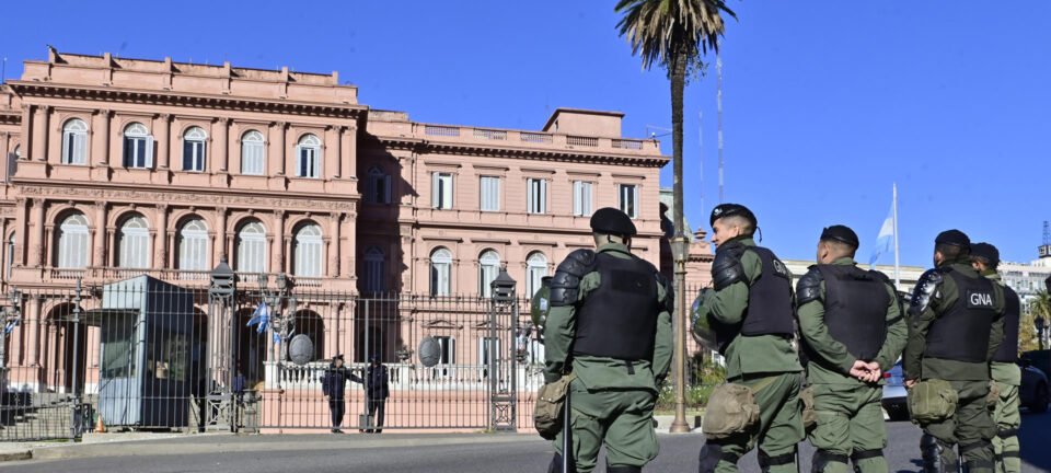 Milei suspende entrada de jornalistas na Casa Rosada após denúncia de “espionagem” 2 ocrente 1776959404