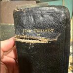 Bíblia de bolso barra estilhaços e salva capitão dos EUA na Guerra do Vietnã 4 ocrente 1777016988