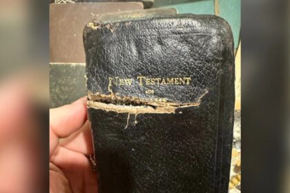 Bíblia de bolso barra estilhaços e salva capitão dos EUA na Guerra do Vietnã 6 ocrente 1777016988