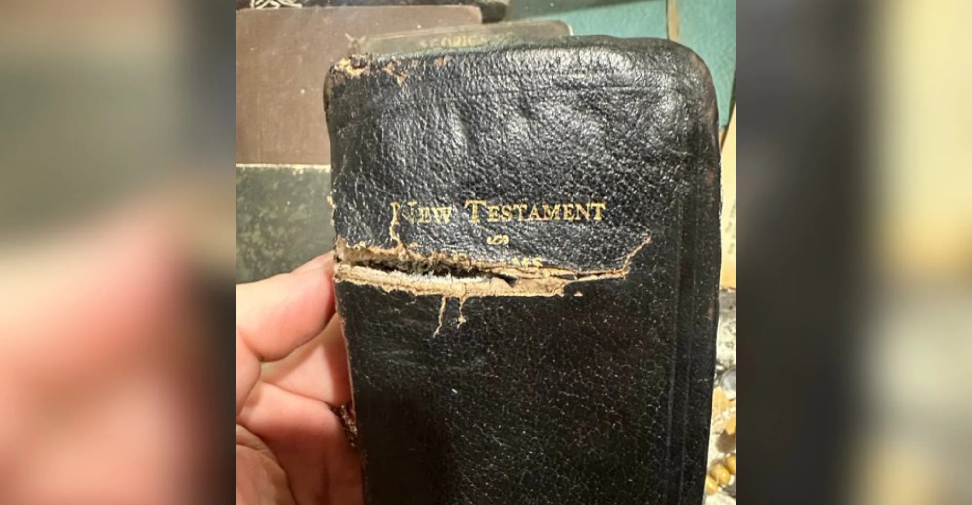 Bíblia de bolso barra estilhaços e salva capitão dos EUA na Guerra do Vietnã 2 ocrente 1777016988