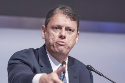 Tarcísio afirma que lideranças “envelhecidas” precisam “largar o osso” em recado a Lula 18 ocrente 1777159187