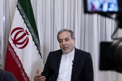 Delegação iraniana retorna a Islamabad um dia após Trump suspender viagem de enviados dos EUA 4 ocrente 1777217656
