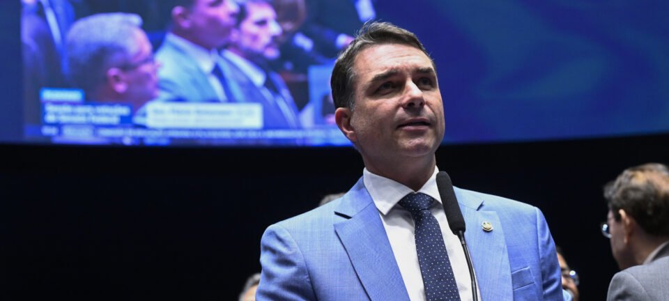 Aliado diz que Trump deve evitar apoio público a Flávio Bolsonaro na corrida presidencial 2 ocrente 1777294182