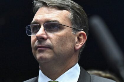 Flávio Bolsonaro chama de “mentirosas” acusações exibidas em vídeo do PT e cobra explicações do governo 20 ocrente 1777305000
