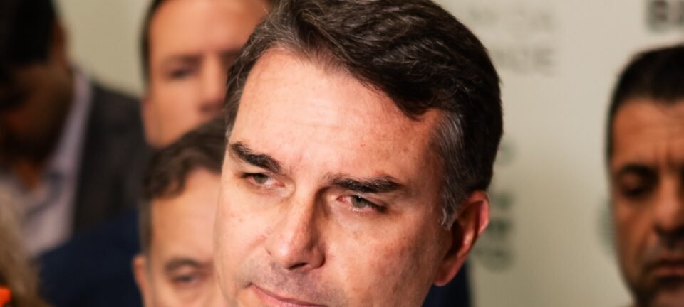 Em Ribeirão Preto, Flávio Bolsonaro chama Lula de “mercadoria vencida” e critica política para o agro 2 ocrente 1777316660