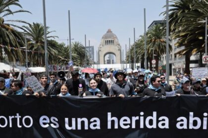 Mais de 2 mil jovens marcham contra o aborto no centro da Cidade do México 6 ocrente 1777341849
