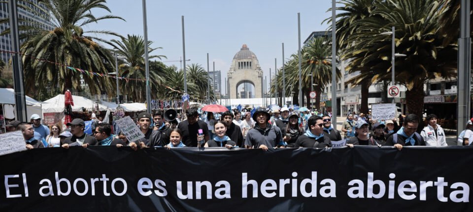 Mais de 2 mil jovens marcham contra o aborto no centro da Cidade do México 2 ocrente 1777341849