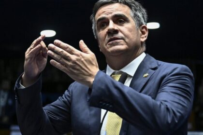 Ciro Nogueira avalia que Flávio Bolsonaro tem vitória “na mão”, mas pode perdê-la ao falar só para extrema direita 12 ocrente 1777348169