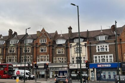 Dois judeus são esfaqueados e ficam em estado grave em bairro judeu de Londres 12 ocrente 1777466072
