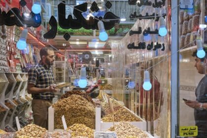 Rial despenca a 1,8 milhão por dólar e inflação passa de 70% no Irã em meio a sanções dos EUA 8 ocrente 1777478653