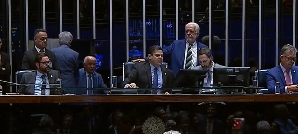 Microfone aberto revela Alcolumbre prevendo derrota de Messias no STF segundos antes do resultado 2 ocrente 1777531756