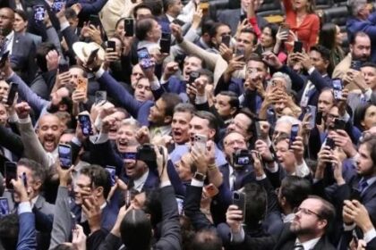 Congresso restaura PL da Dosimetria e provoca coro de oposição liderado por Flávio Bolsonaro 12 ocrente 1777583079