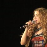 Artigo destaca simbologia de fogo, gestos ritualísticos e figurinos controversos nos shows de Shakira 5 ocrente 1777740598