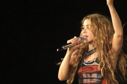 Artigo destaca simbologia de fogo, gestos ritualísticos e figurinos controversos nos shows de Shakira 2 ocrente 1777740598